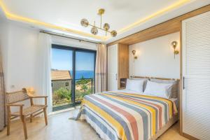 Un dormitorio con una cama y una ventana grande. en White Garden Villas, en Kas 94 fotos más