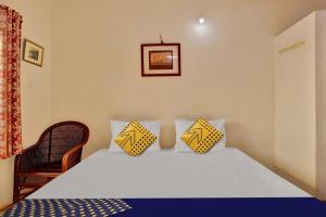 a bedroom with a bed with yellow and blue pillows at whispering kera in Pūvār