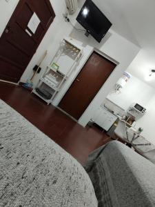 a living room with a couch and a tv in it at 866 Apart in San Fernando del Valle de Catamarca