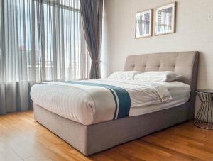 Postel nebo postele na pokoji v ubytování Vortex KLCC by apartx