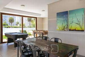 ein Raum mit einem Tisch und Tischtennisbällen in der Unterkunft Disegni 06 - Departamento vista al mar y Casino Enjoy La Serena in Coquimbo