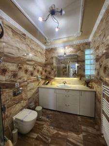 カテリーニにあるVilla Elenaのトイレと洗面台付きのバスルーム +30枚の写真