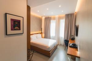 a hotel room with a bed and a desk at J Maluni City Hotel in Rome +84 photos