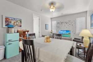 Una cocina y un comedor con mesa y sillas. en Cozy Casita Suite, en Las Cruces