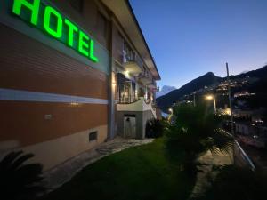Nespecifikovaný výhled na hory nebo výhled na hory při pohledu z hotelu