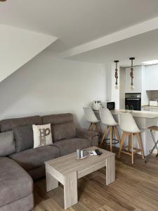 una sala de estar con un sofá y una mesa en Casita Sol y Mar, en Alicante