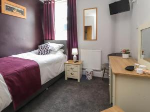 Giường trong phòng chung tại 7-Bed Beachside Retreat - Sleeps 14 & Pet Friendly