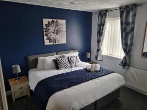 Giường trong phòng chung tại 7-Bed Beachside Retreat - Sleeps 14 & Pet Friendly