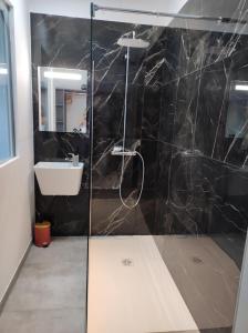 un baño con ducha y lavabo en Gîte Aux murmures de la Streng, en Ribeauvillé 8 fotos más
