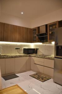 Kuchyň nebo kuchyňský kout v ubytování LuxuryHouse-3BR-Free Car & Driver-Balcony-WiFi