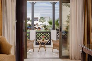 Rõdu või terrass majutusasutuses Sharq Village & Spa, a Ritz-Carlton Hotel