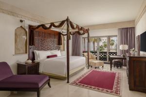 Voodi või voodid majutusasutuse Sharq Village & Spa, a Ritz-Carlton Hotel toas