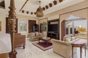Istumisnurk majutusasutuses Sharq Village & Spa, a Ritz-Carlton Hotel