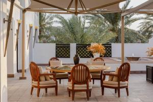 Rõdu või terrass majutusasutuses Sharq Village & Spa, a Ritz-Carlton Hotel