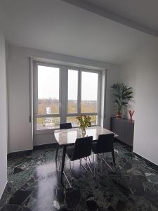 a dining room with a table and chairs and a window at STANZA matrimoniale metro M5 - Bignami, Carroponte in Sesto San Giovanni