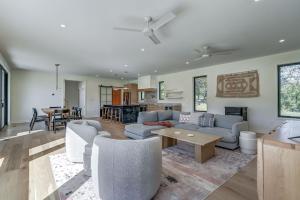 ein großes Wohnzimmer mit Sofas und einem Tisch in der Unterkunft Contemporary Mountain Holiday Home with Hot Tub in Afton