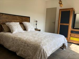 Gîte Chez Marcel & Marthe في Saint-Front-la-Rivière: غرفة نوم مع سرير مع لحاف أبيض +10 صور