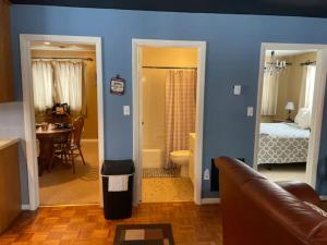 a living room with a couch and a room with a bedroom at Millstone Cottage at Alpine Lake Resort in Terra Alta