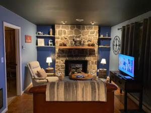 Et tv og/eller underholdning på Millstone Cottage at Alpine Lake Resort