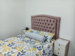 un letto con un cuscino sopra di The Bangau Cottage a Sungai Petani