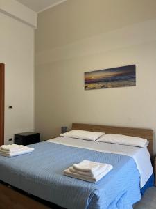 une chambre avec un lit avec deux serviettes dessus dans l'établissement Gi Gi Affittacamere, à Syracuse 5 autres photos