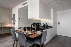 Kuchyňa alebo kuchynka v ubytovaní Apartments Wroc'LOVE by me &302 Legnicka Self Check-In 24h & Lift & Air conditioning