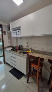 Kuchyň nebo kuchyňský kout v ubytování Confortável Flat com piscina de borda infinita na cobertura