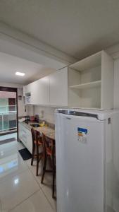 Kuchyň nebo kuchyňský kout v ubytování Confortável Flat com piscina de borda infinita na cobertura