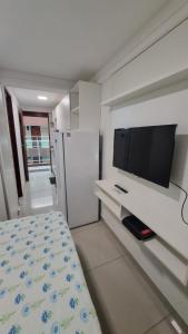 TV a/nebo společenská místnost v ubytování Confortável Flat com piscina de borda infinita na cobertura