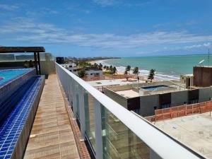 Bazén v ubytování Confortável Flat com piscina de borda infinita na cobertura nebo v jeho okolí