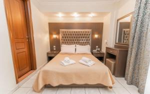 a bedroom with a bed with two towels on it at Hotel Avra in Perea