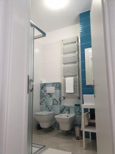 un baño con lavabo e inodoro en Le stanze del Salento, en Castrignano del Capo