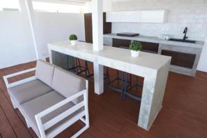 Trujillo AltoにあるVilla Familiar frente al mar Puerto Ricoの部屋の中に白いアイランドキッチンがある