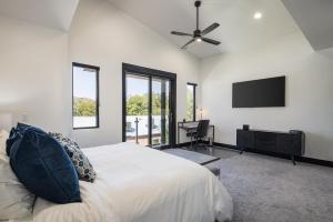 Ένα ή περισσότερα κρεβάτια σε δωμάτιο στο 246 E 200 South Unit 1