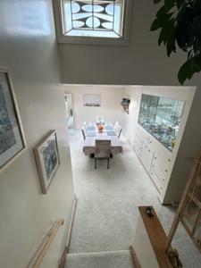 Camera bianca con tavolo e finestra di Cheerful 4 bedroom bungalow with indoor fireplace a Buffalo