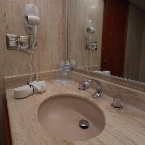 ein Badezimmer mit Waschbecken und Spiegel in der Unterkunft Hotel El Paraiso in Mineral del Chico + 48 Fotos