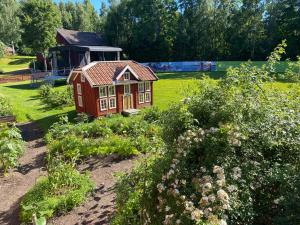 Hälsingegården Erik-Anders tesisinin dışında bir bahçe