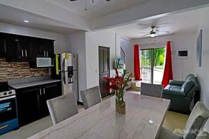A cozinha ou cozinha compacta de 2-BD Unit with Pool 2 Blocks from Beach