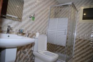 Koupelna v ubytování فندق سويت لافندر Lavender Suite Hotel + 37 fotografií