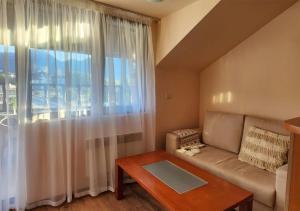 Posezení v ubytování Snow Lodge Apartment With Mountain View + 12 fotografií