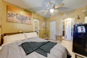 Un dormitorio con una cama y un ventilador de techo. en 8 Mi to Beach Pet-Friendly Fort Lauderdale Studio, en Fort Lauderdale