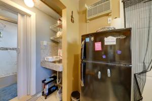 cocina con nevera en una habitación en 8 Mi to Beach Pet-Friendly Fort Lauderdale Studio, en Fort Lauderdale