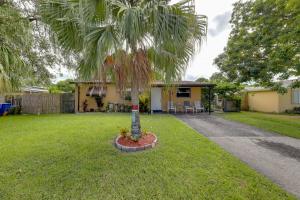 una palmera en un patio frente a una casa en 8 Mi to Beach Pet-Friendly Fort Lauderdale Studio, en Fort Lauderdale 16 fotos más