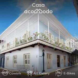 巴拿马城Casa Acomodo Casco Viejo 4bdr Historic Mansion的一栋白色建筑，顶部有阳台