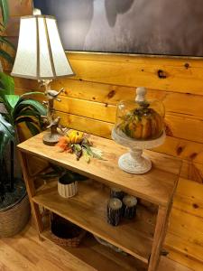a table with a lamp and a bowl of fruit on it at Cozy Cabin in Red River Gorge in Rogers