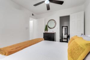 Charming Tempe 3b2b Oasis客房内的一张或多张床位