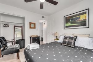 Charming Tempe 3b2b Oasis客房内的一张或多张床位