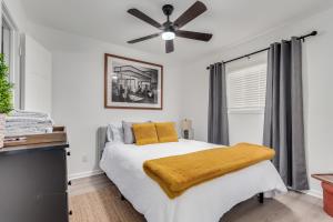 Charming Tempe 3b2b Oasis客房内的一张或多张床位