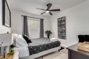 Charming Tempe 3b2b Oasis客房内的一张或多张床位