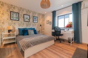une chambre avec un lit et un bureau dans l'établissement 7Min to Uni Sé-Velha - AC - Work Desk - 300MBs WiFi - Suite 5, à Coimbra